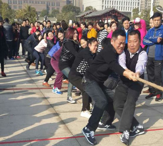 城投集团响应市妇联举行“拔河”比赛活动