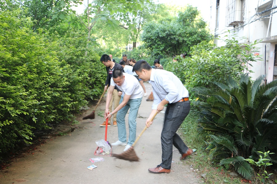 城投集团员工积极参加“月末卫生日”活动