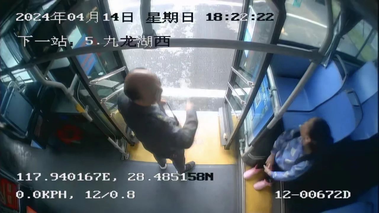 爱心传递 | 女孩坐反公交迷路，热心司机送她回家